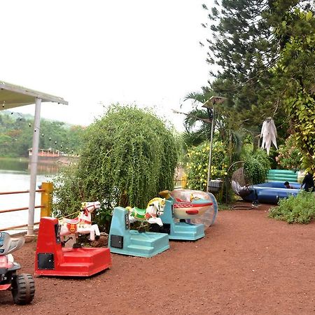 Mayem Lakeview Hotell Goa Exteriör bild