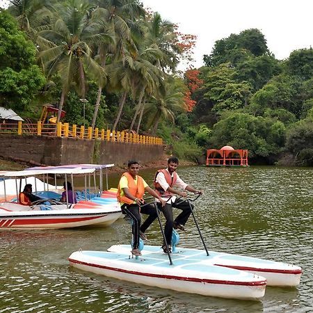 Mayem Lakeview Hotell Goa Exteriör bild