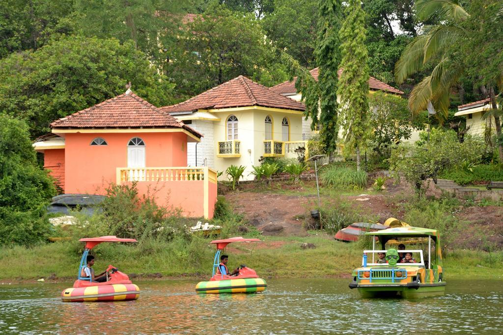 Mayem Lakeview Hotell Goa Exteriör bild