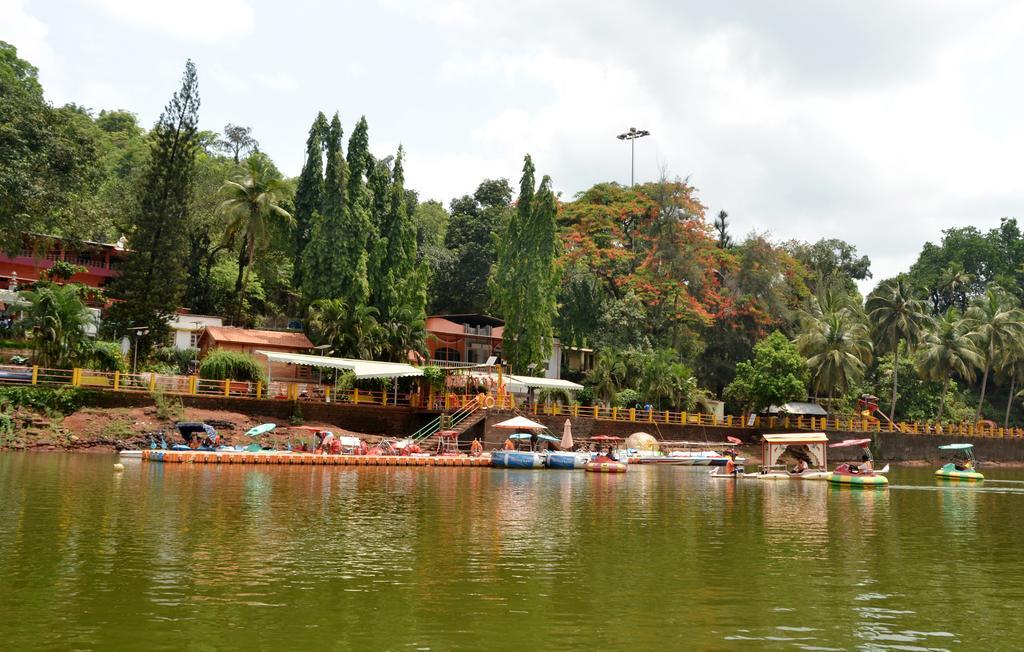 Mayem Lakeview Hotell Goa Exteriör bild