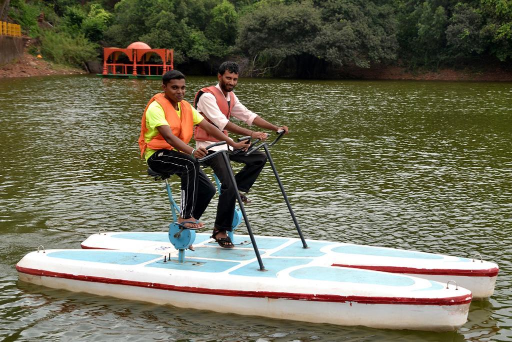 Mayem Lakeview Hotell Goa Exteriör bild