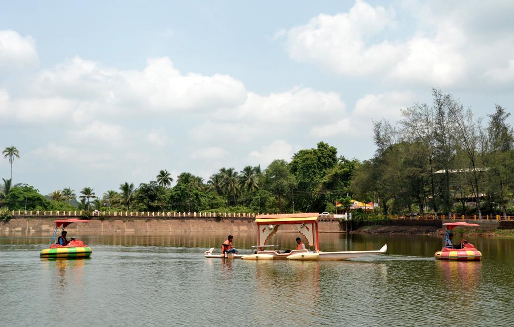 Mayem Lakeview Hotell Goa Exteriör bild