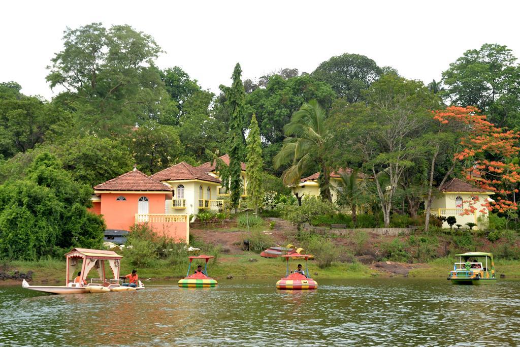 Mayem Lakeview Hotell Goa Exteriör bild