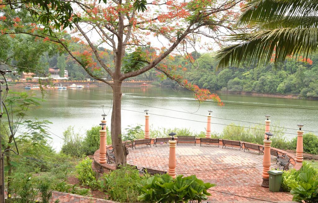 Mayem Lakeview Hotell Goa Exteriör bild