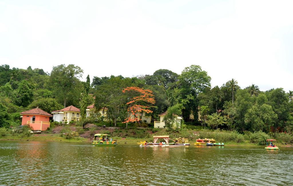 Mayem Lakeview Hotell Goa Exteriör bild