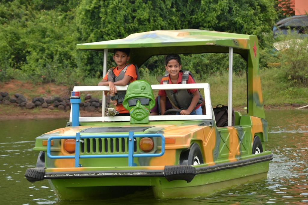 Mayem Lakeview Hotell Goa Exteriör bild