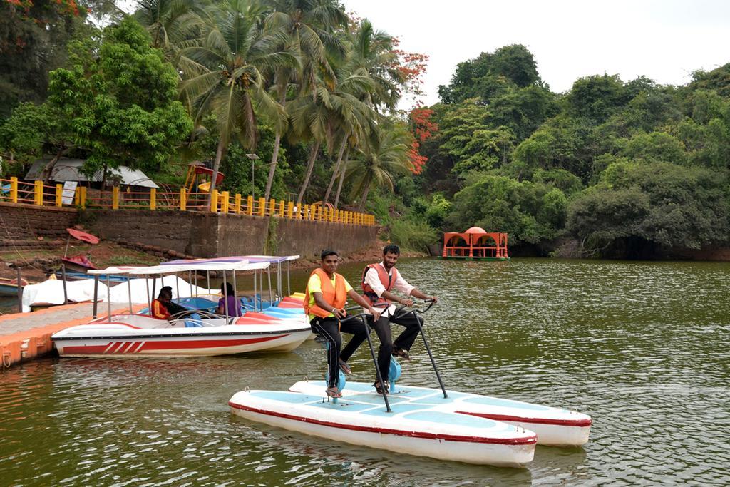 Mayem Lakeview Hotell Goa Exteriör bild