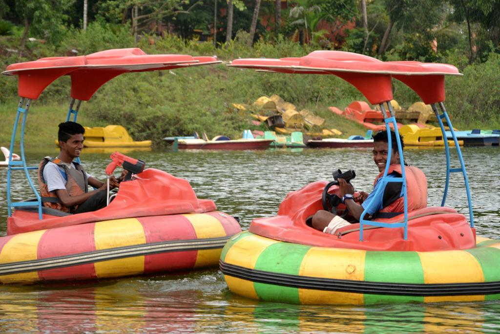 Mayem Lakeview Hotell Goa Exteriör bild