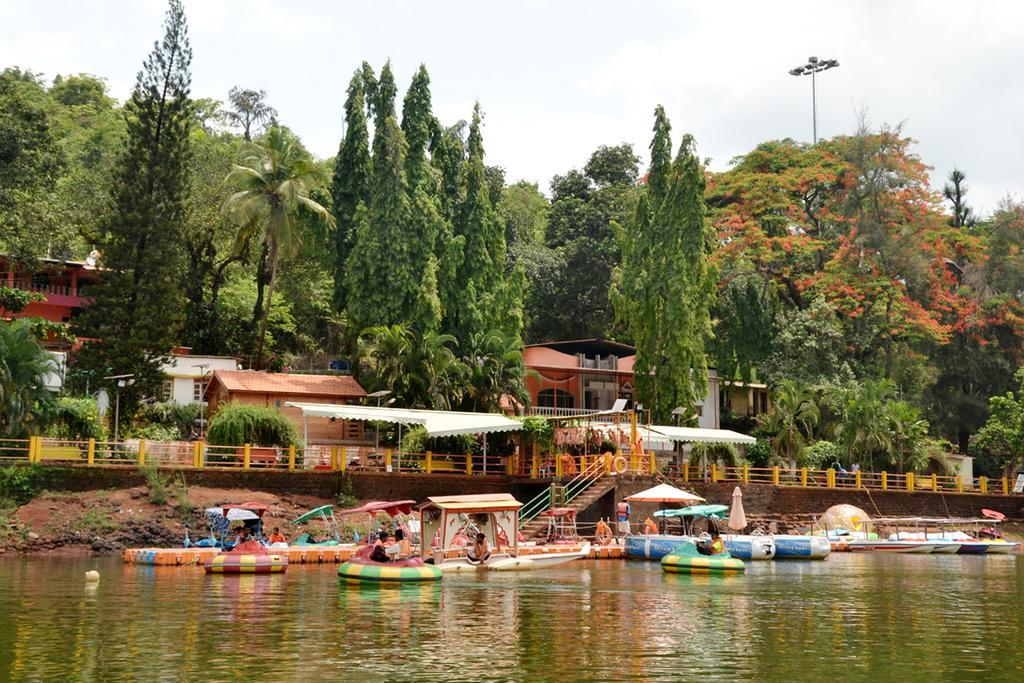 Mayem Lakeview Hotell Goa Exteriör bild