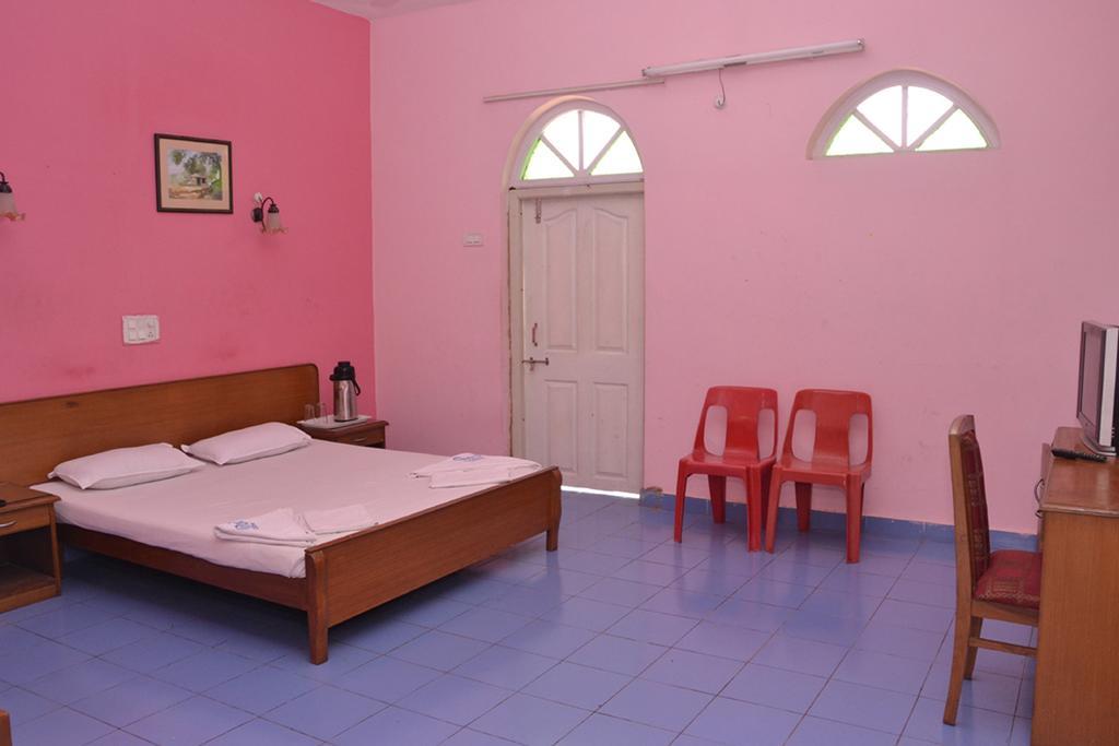 Mayem Lakeview Hotell Goa Exteriör bild