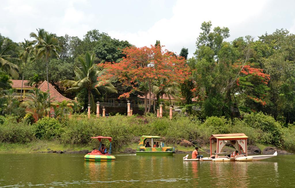 Mayem Lakeview Hotell Goa Exteriör bild