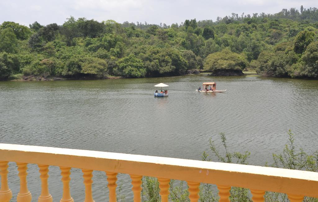 Mayem Lakeview Hotell Goa Exteriör bild