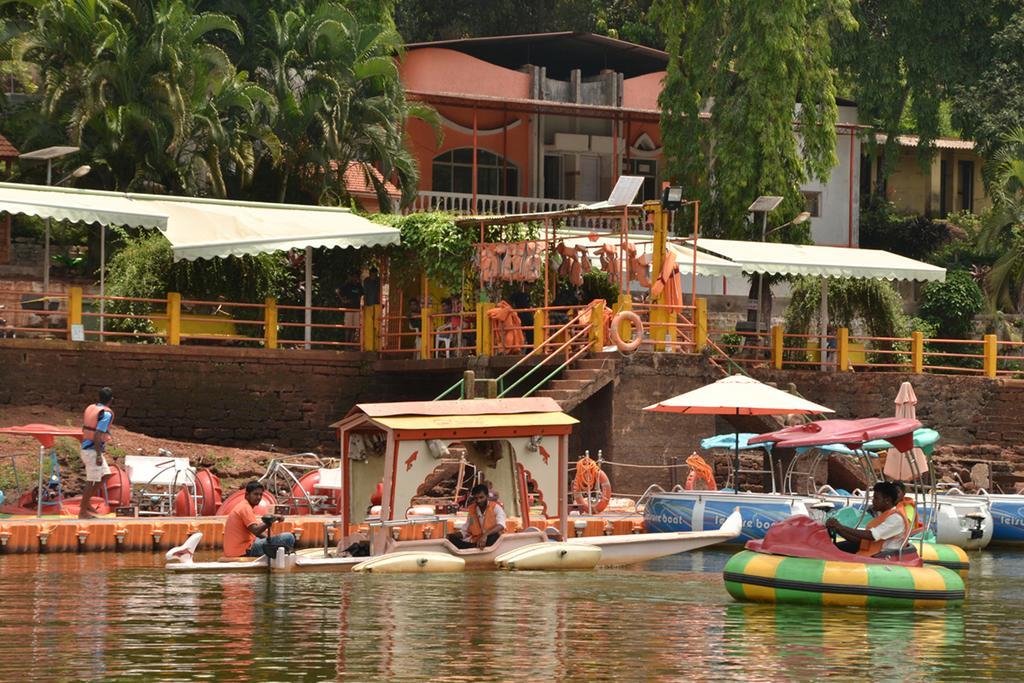 Mayem Lakeview Hotell Goa Exteriör bild