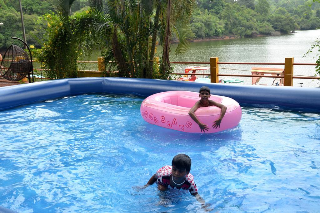 Mayem Lakeview Hotell Goa Exteriör bild