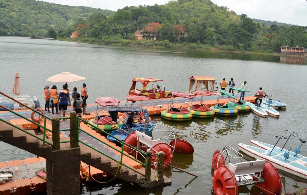 Mayem Lakeview Hotell Goa Exteriör bild