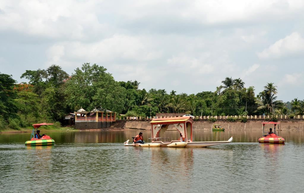Mayem Lakeview Hotell Goa Exteriör bild